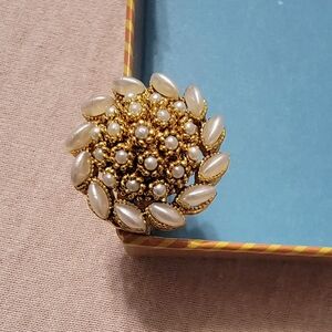 Elegant Gold and Pearl Women's Jewelry